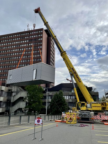 Image Lieferung und Installation eines MRT-Containers